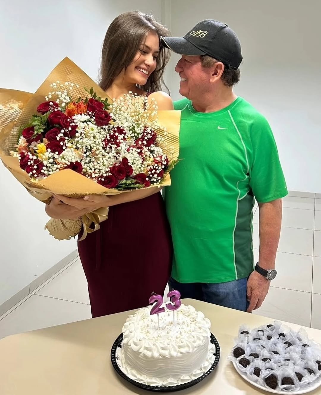 Amado Batista, de 73 anos, faz surpresa nos 23 anos da namorada miss — Foto: Instagram