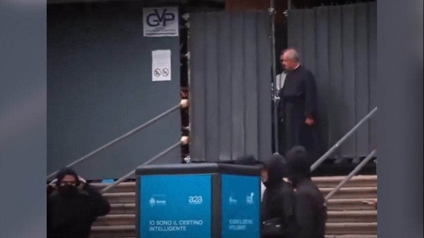 Padre é flagrado exibindo dedo do meio a manifestantes em frente a igreja em Milão