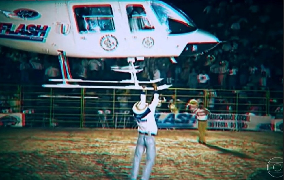 O locutor Asa Branca chegou de helicóptero em um rodeio — Foto: Reprodução/TV Globo