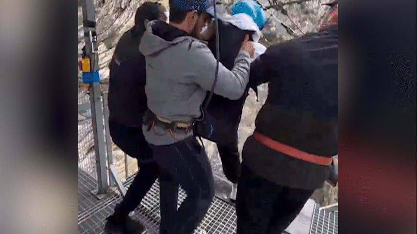 Turista é chutada e forçada a saltar em cânion de 80 metros