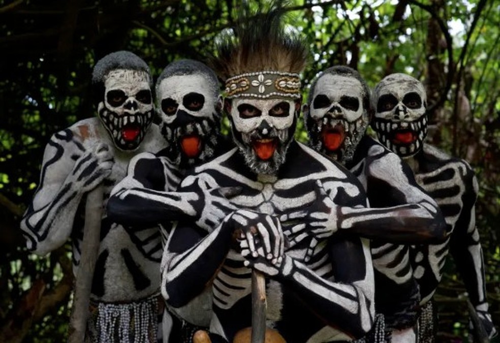 Daniel Pinto (ao centro) com membros de tribo remota de Papua-Nova Guin&eacute; &mdash; Foto: Reprodu&ccedil;&atilde;o