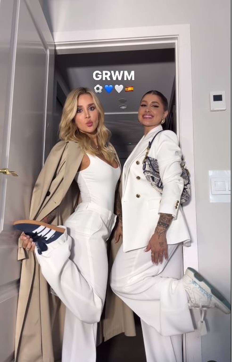 Bruna Rotta e amiga Carolline mostram troca de roupa &mdash; Foto: reprodu&ccedil;&atilde;o/ instagram