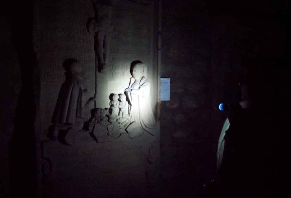 Museu francês promove noite de visita com as luzes apagadas — Foto: AFP