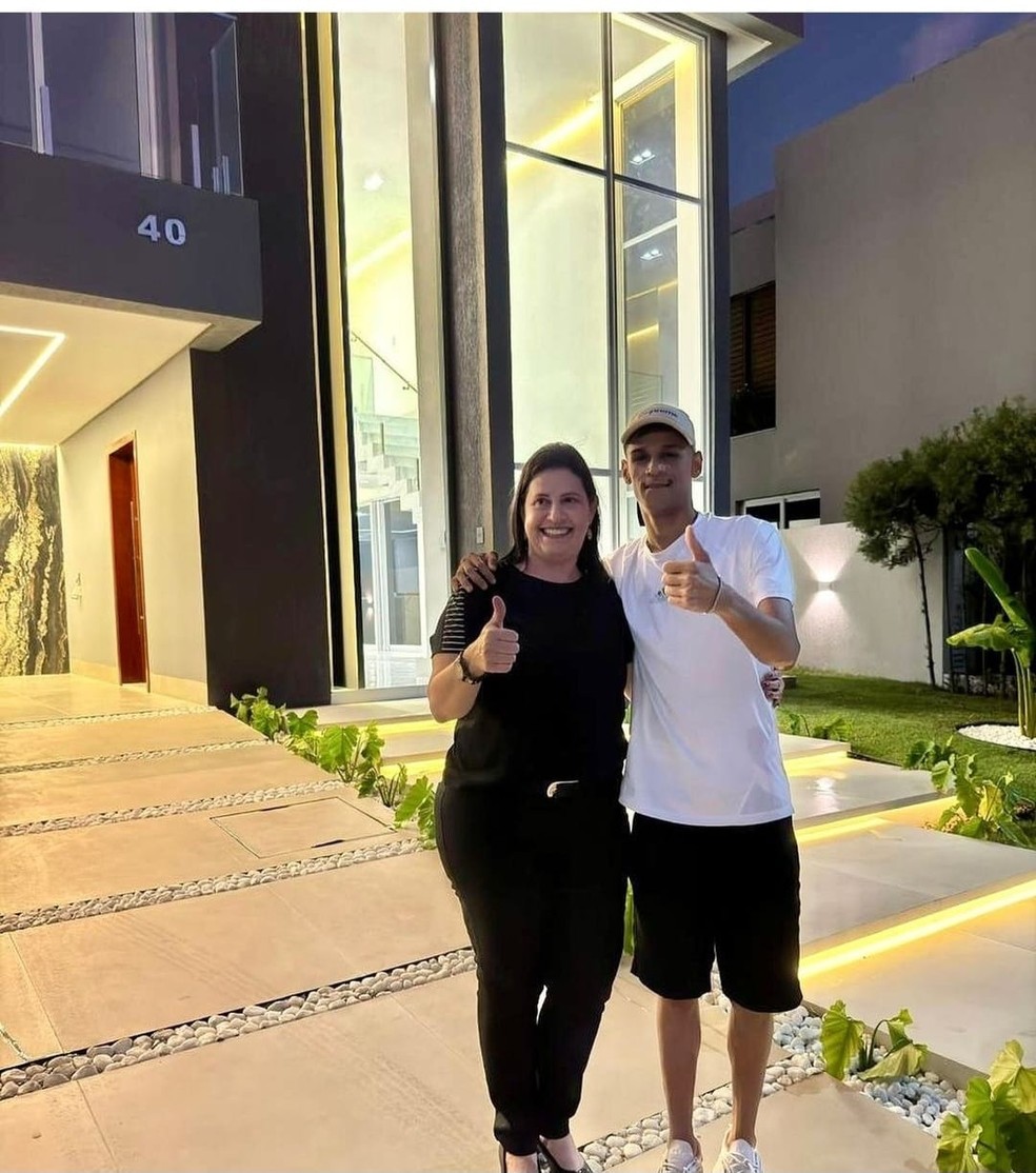 Luva de Pedreiro reata namoro e compra casa de R$ 1 milhão — Foto: rep/ instagram