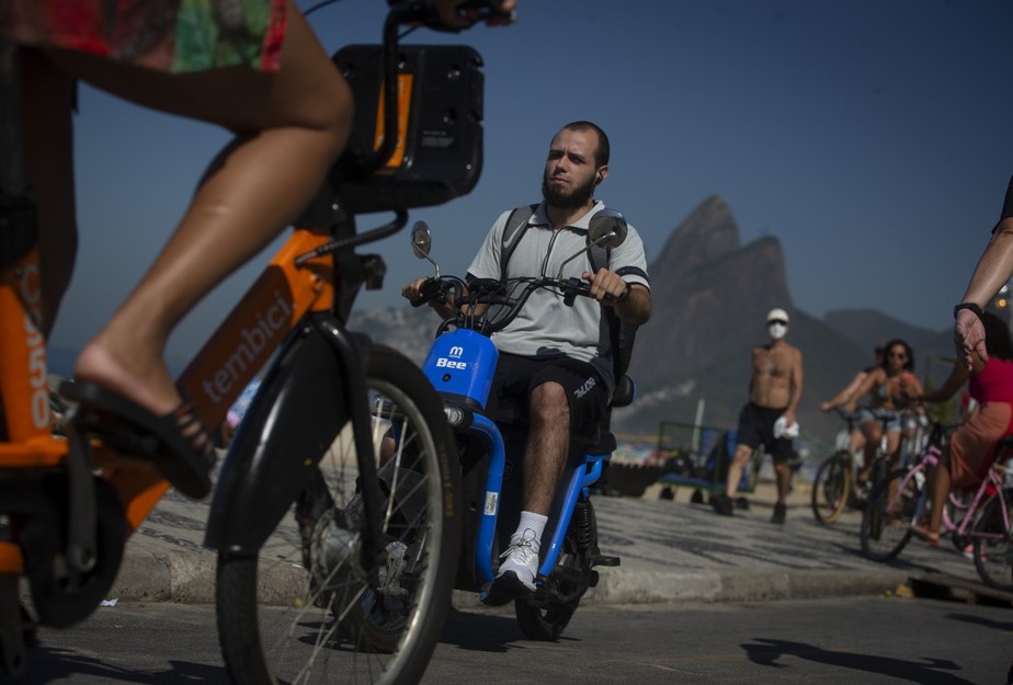 Bicicletas, scooters e outros veículos disputam espaço com pedestres na Avenida Vieira Souto, em Ipanema: a partir de 3 de julho entram em vigor regras específicas para esses equipamentos
