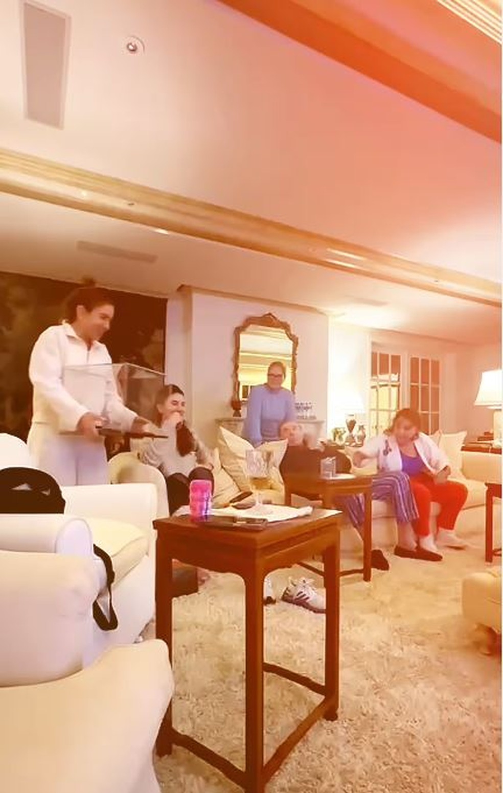 Silvio Santos ao lado da família — Foto: reprodução/ instagram 