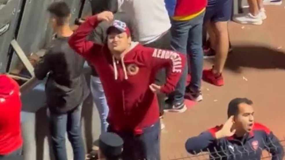 Torcedor do Cerro Porteño imita macaco em jogo contra o Palmeiras, pela Libertadores — Foto: Reprodução