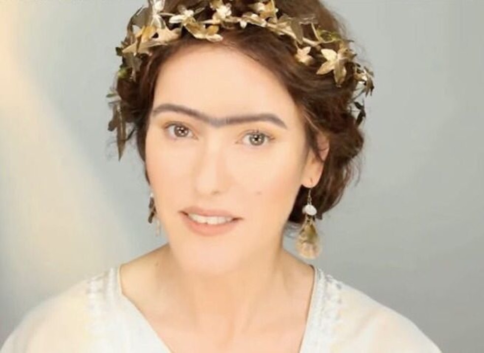 Lisa Eldridge, maquiadora profissional, retratando como era o padrão de beleza naquela época — Foto: Reprodução/Facebook