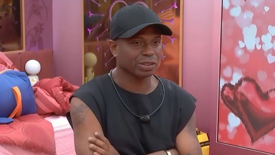 Advogado de Edilson Capetinha desmente dívida milionária de pensão e afirma que situação financeira do ex-jogador está resolvida