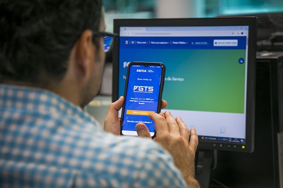 Aplicativo do FGTS: antes de qualquer aquisição de pacote ou passagem, é preciso checar o saldo das contas ativas e inativas — Foto: Guito Moreto / Agência O Globo
