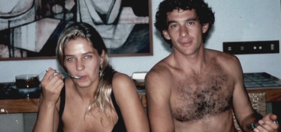 Adriane Galisteu mostra fotos ao lado de Senna — Foto: Reprodução/Universal+