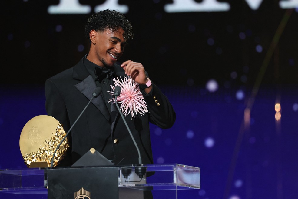 Lamine Yamal vencendo o Troféu Kopa — Foto: FRANCK FIFE / AFP