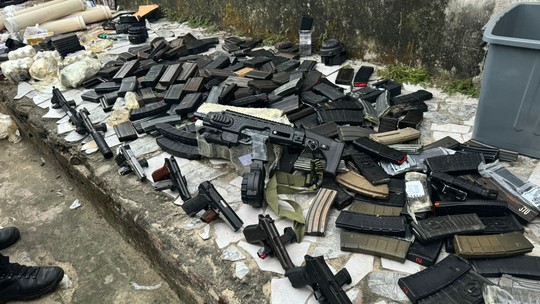 Sessenta granadas, dez pistolas e mais de 400 carregadores: PM apreende arsenal em operação na Zona Oeste do Rio