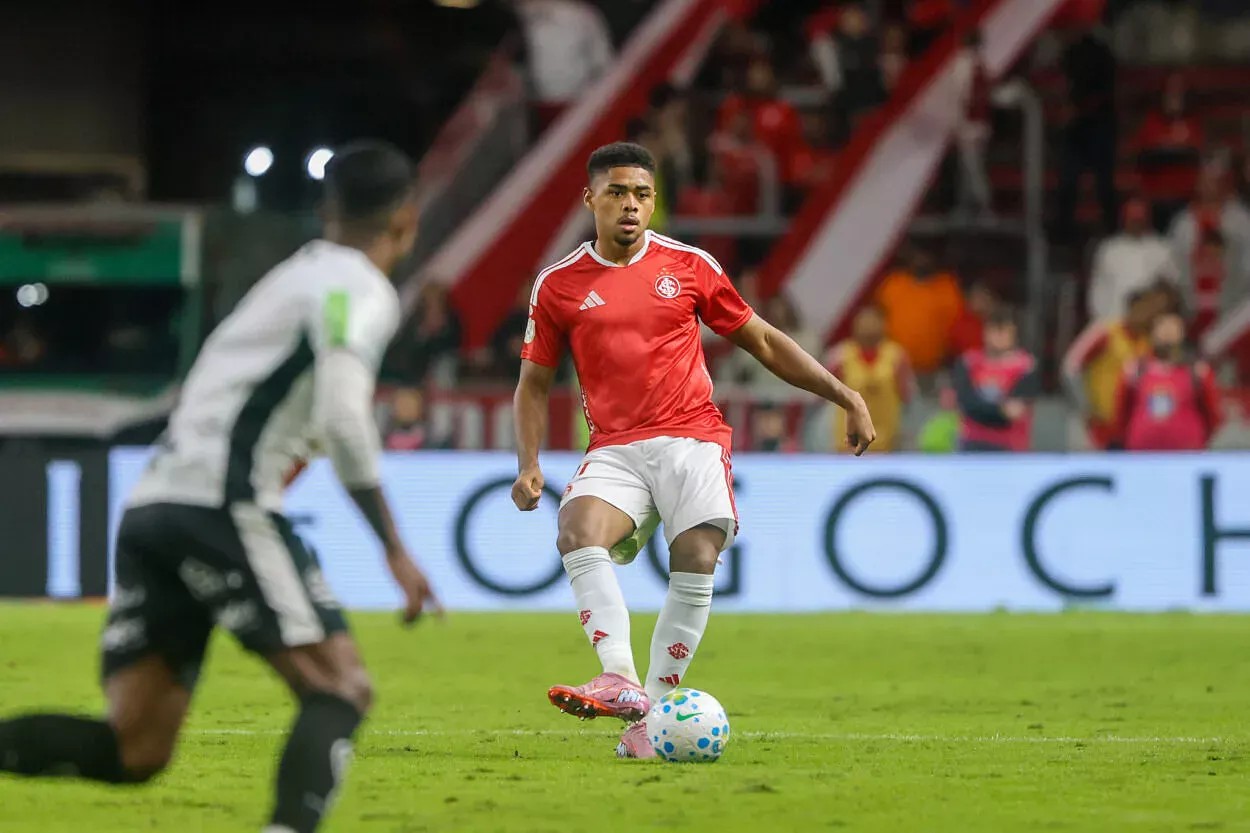 Internacional consegue efeito suspensivo, e punição a Victor Gabriel é reduzida enquanto aguarda julgamento do STJD