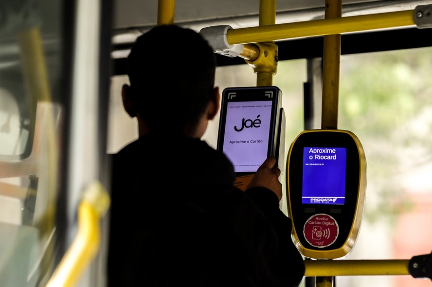 Ônibus do Rio devem aceitar pagamento com crédito e débito a partir do ...