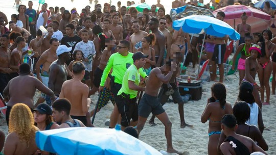 PMs são atacados por criminosos após furtos em série na Praia do Leme; vídeo