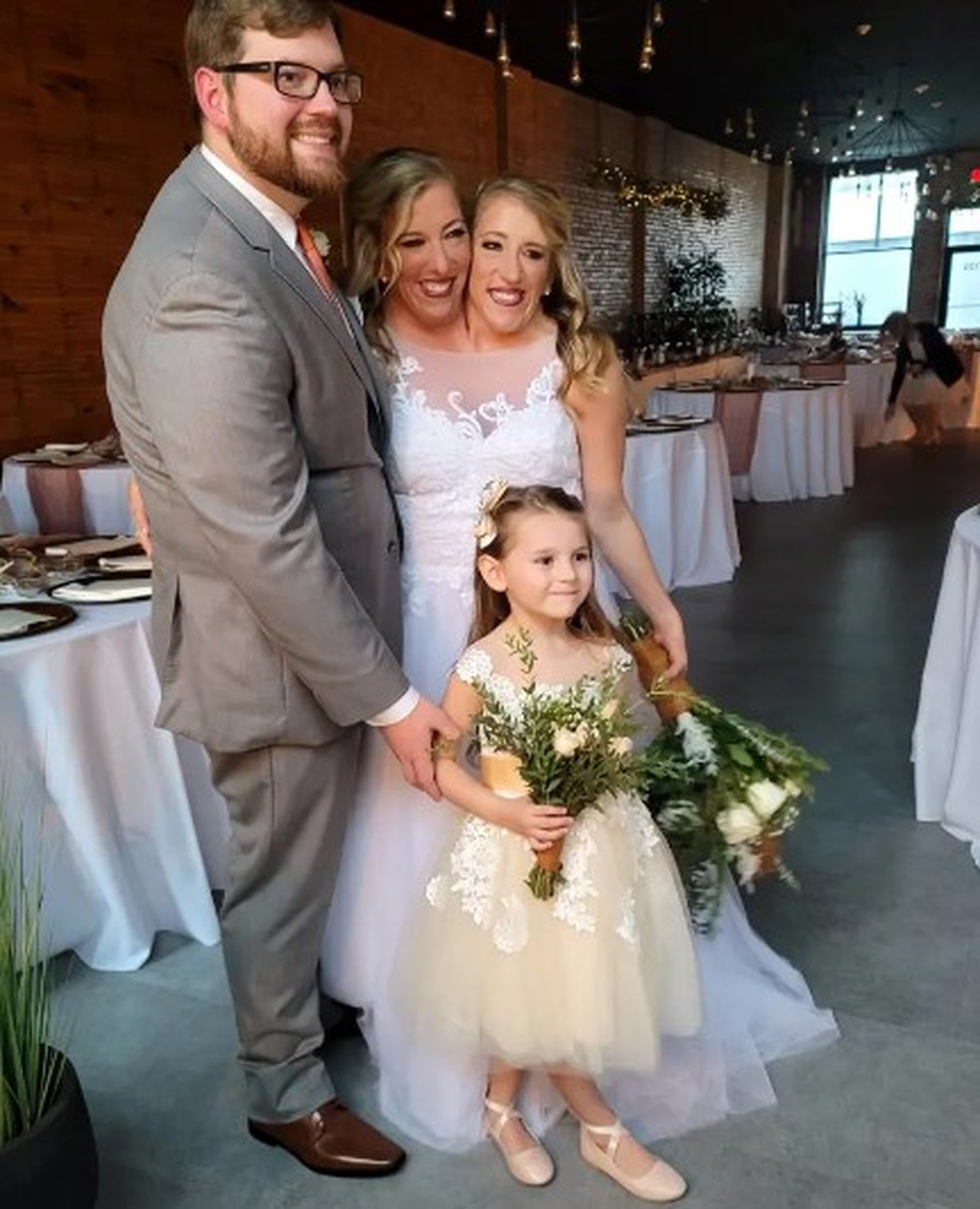 Gêmeas siamesas Abby e Brittany Hensel divulgam imagens inéditas do casamento de uma delas — Foto: Reprodução/Facebook