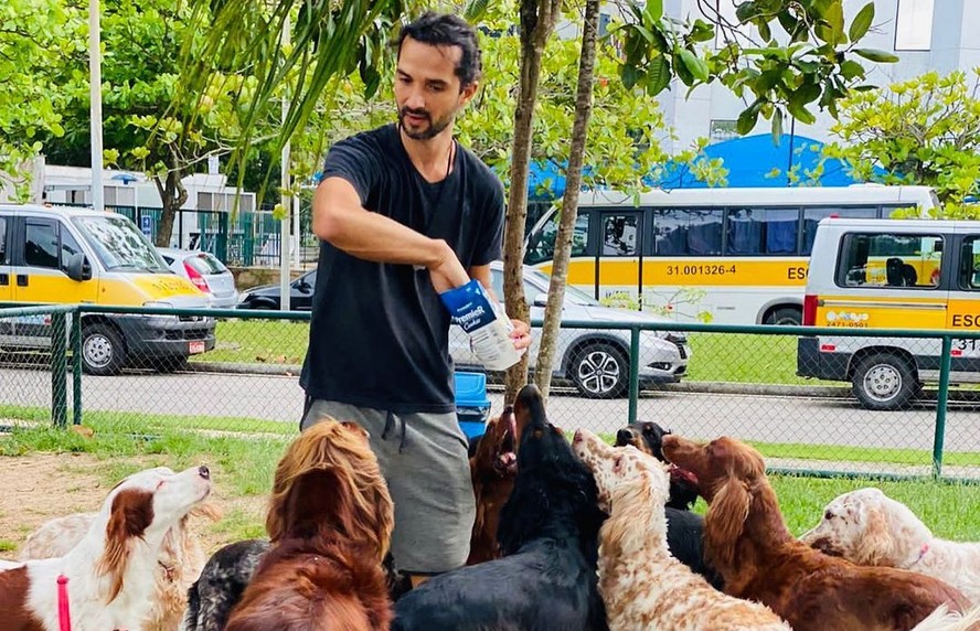 Jeff com os cães durante encontro de Setters no Rio, em 2021