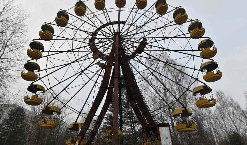 Roda-gigante do parque de divers&otilde;es abandonado de Pripyat, a cidade vizinha &agrave; usina nuclear de Chernobyl, que precisou ser evacuada ap&oacute;s o acidente de 1986 &mdash; Foto: AFP