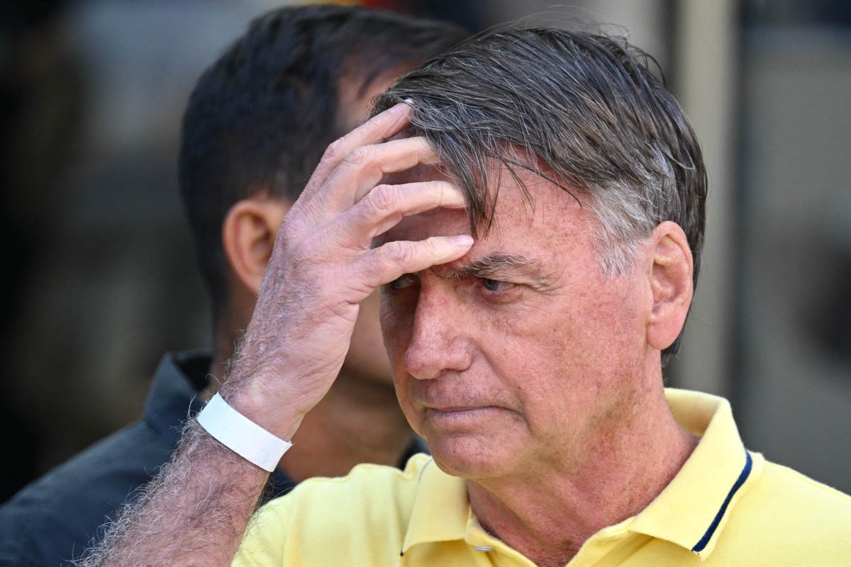 Bolsonaro está com crise de soluços 'acima da média' há sete dias, diz boletim médico