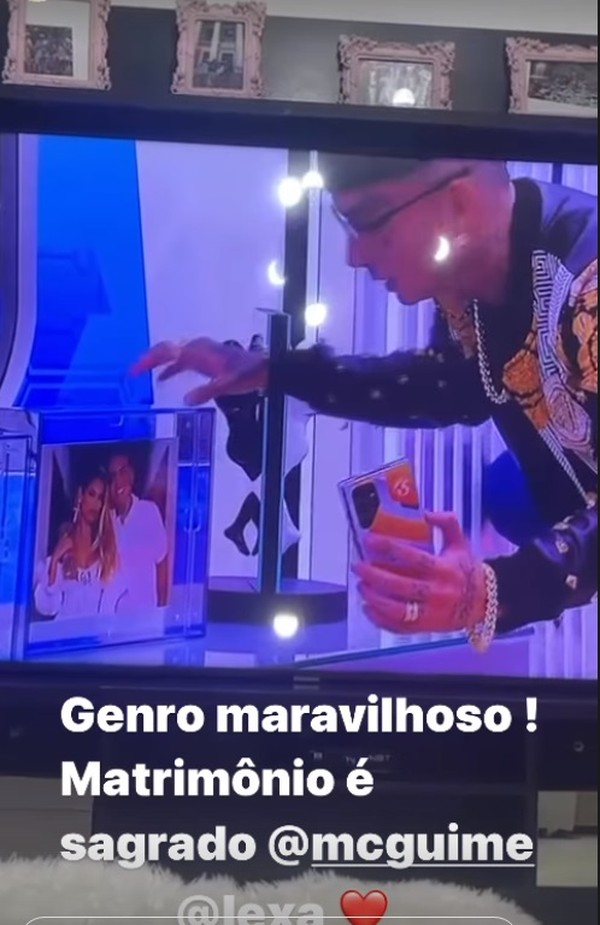 Mãe de Lexa pega voo para ficar com filha após polêmica de Guimê no ...