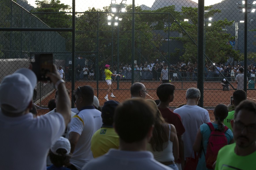 Torcedores acompanham treino de João Fonseca na véspera do Rio Open