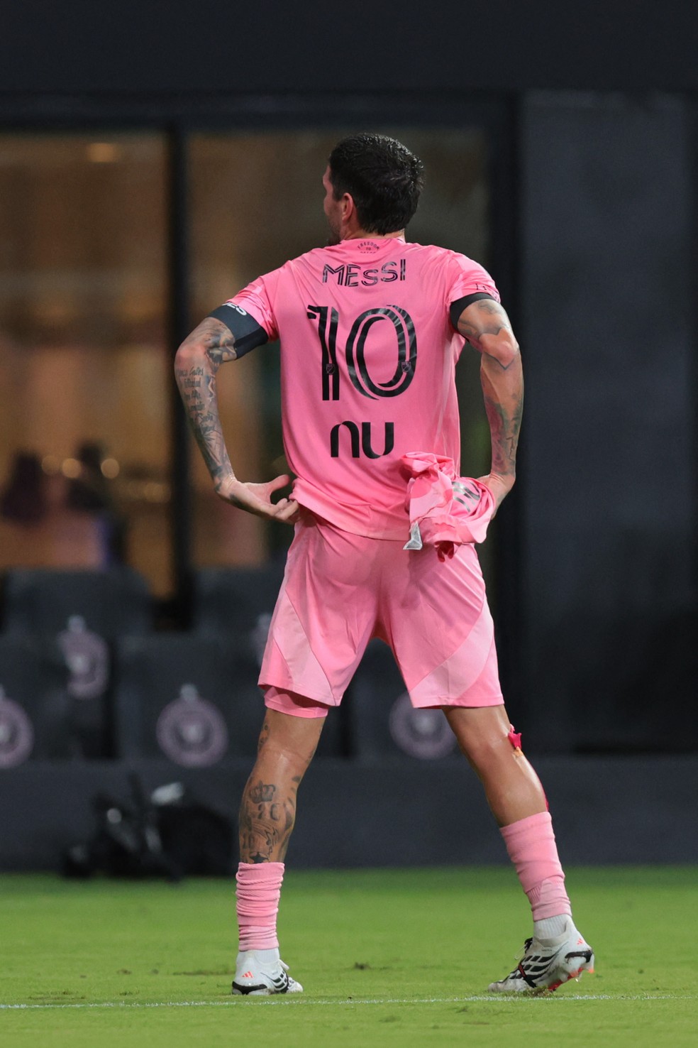 Rodrigo de Paul exibe a camisa 10 de Messi por baixo da sua após marcar o gol do Inter Miami — Foto: Sam Navarro / Getty Images via AFP