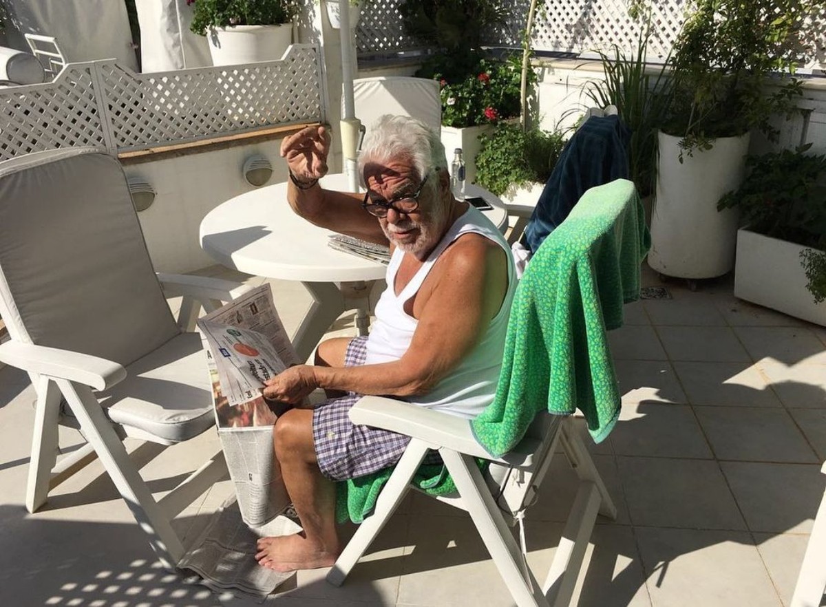 Filha mostra autor Manoel Carlos tomando sol em seu aniversário de 90 anos