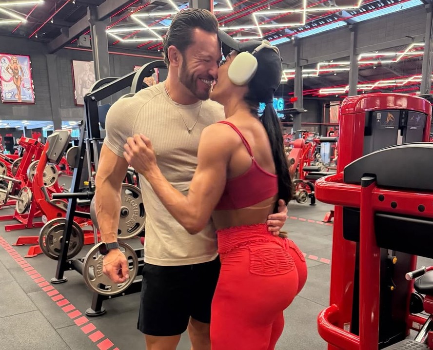 Gracyanne Barbosa posta foto com affair empres&aacute;rio na academia
