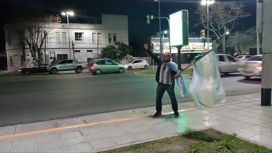 Comerciante leva bandeira para as ruas todos os dias desde a conquista da Argentina na Copa do Mundo
