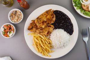 Ticket médio em restaurantes sobe 13,8% em 12 meses, aponta estudo
