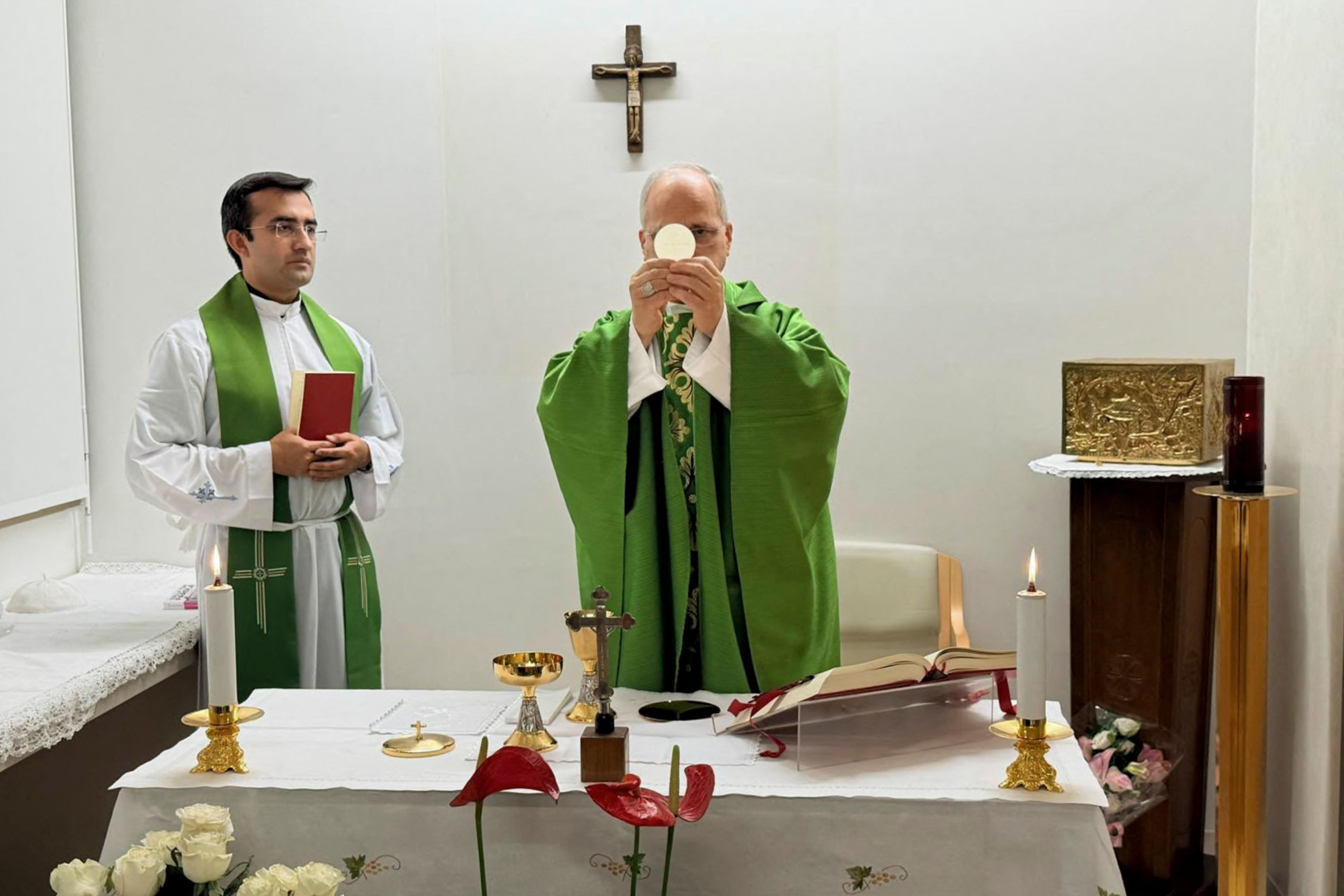 Vaticano fala em melhora e mostra foto de Papa Leão XIV presidindo missa