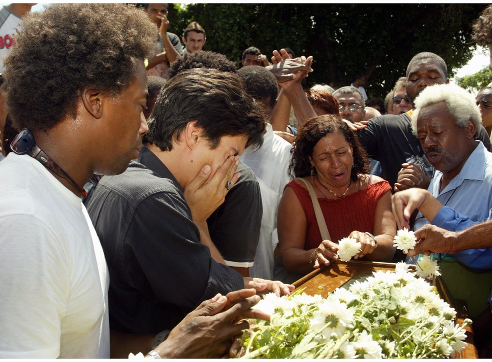 Enterro do ator Fernando Almeida, assassinado quando saía de festa em Realengo, no Cemitério de Irajá — Foto: André Teixeira