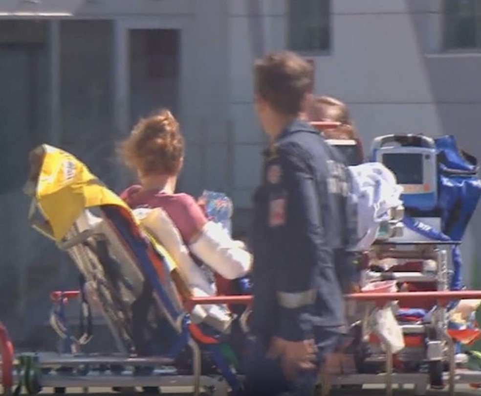 Vítima de ataque de dingo em K'gari é socorrida na Austrália — Foto: Reprodução