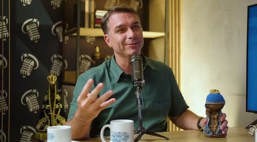 Flávio leva Nossa Senhora de crochê a podcast católico e defende ampliação de isenção a Igrejas