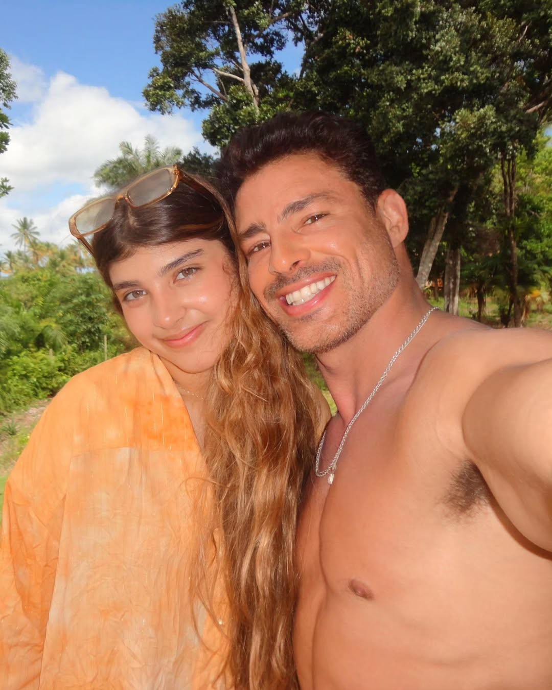 Cauã Reymond fala da relação com a filha Sofia e expõe infância conturbada: ‘O ambiente era difícil’ - QTU Questões do Universo