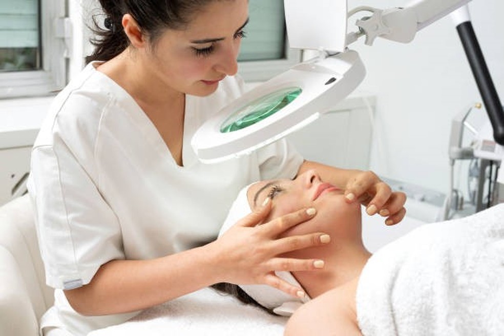 Visitar o médico dermatologista periodicamente é fundamental para manter a saúde em dia  — Foto:  Banco de imagens