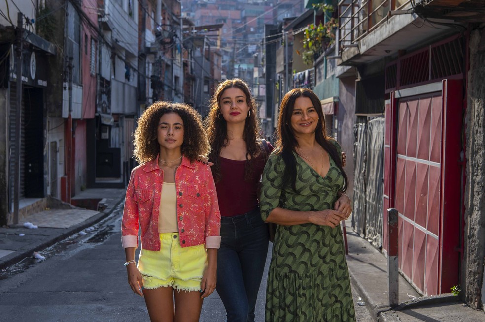 Joélly (Alana Cabral), Gerluce (Sophie Charlotte) e Lígia (Dira Paes) na novela 'Três Graças' — Foto: Estevam Avellar/Rede Globo