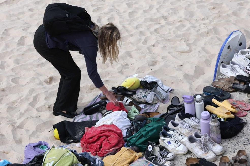 Objetos abandonados ap&oacute;s ataque em Bondi Beach, Sydney &mdash; Foto: AFP