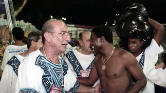 Anísio Abraão David e Neguinho da Beija Flor na concentração em 1998 — Foto: Marcelo Sayão / Agência O Globo
