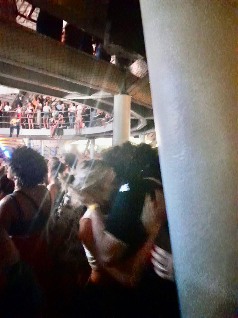 Luisa Arraes e Chico Chico se beijam no Circo Voador — Foto: Extra