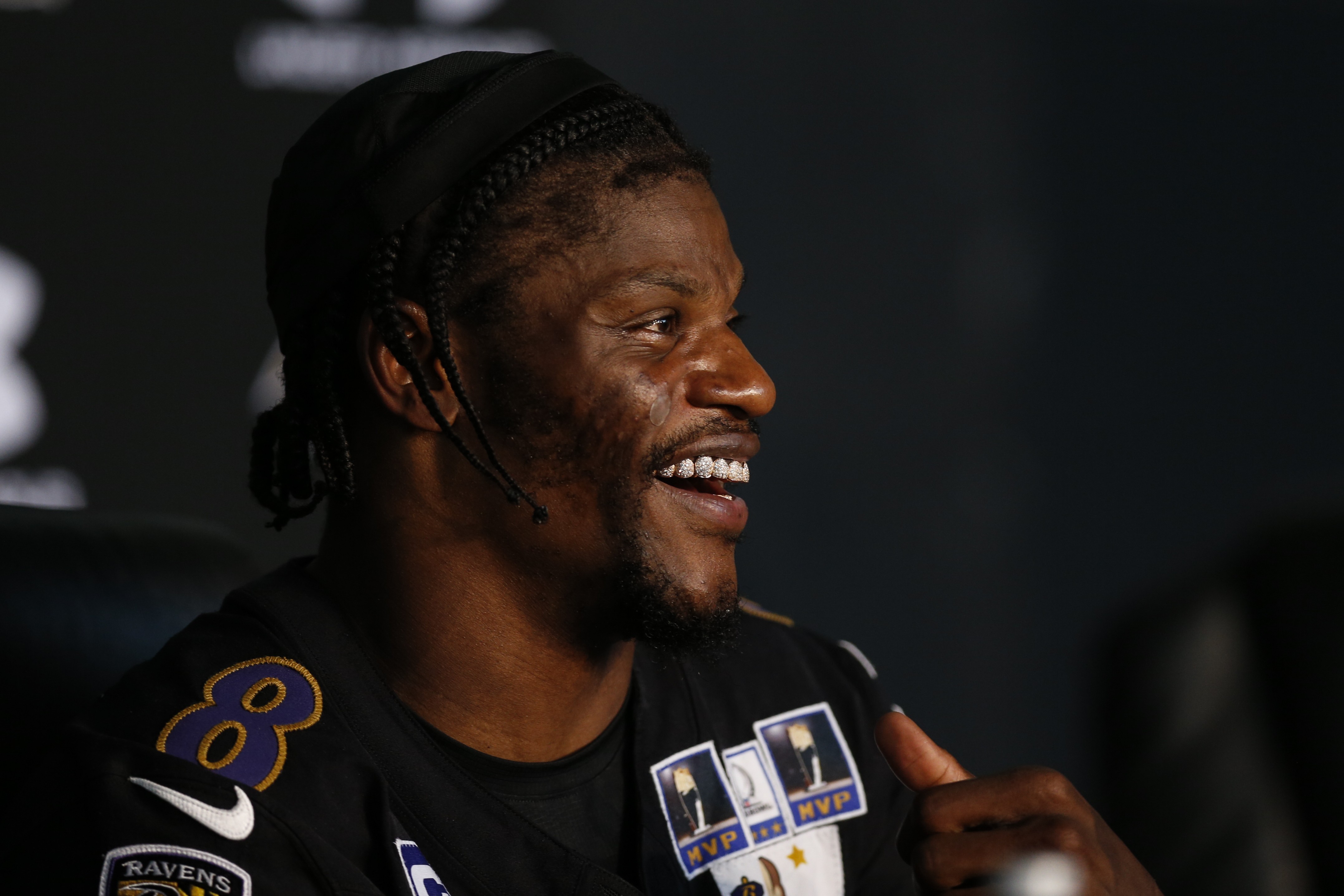 Empolgado com jogo da NFL no Rio, Lamar Jackson se arrisca até no português em coletiva: 'Sou genuíno'