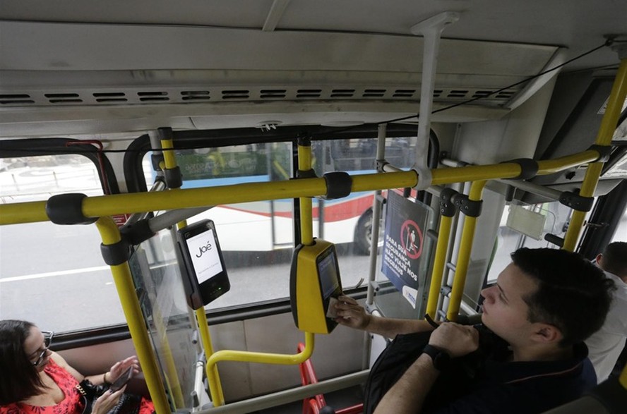 A medida visa a regular os deslocamentos dos servidores de sua residência para os locais de trabalho e vice-versa, abrangendo transporte coletivo municipal, intermunicipal e interestadual
