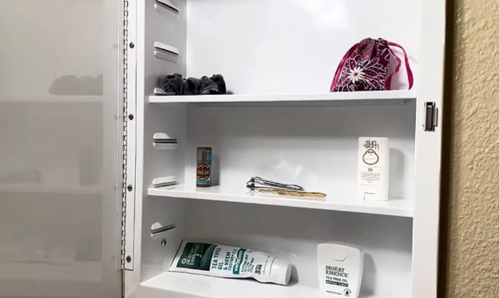 Alicia Rice adotou estilo de vida 'ultraminimalista': armário do banheiro só tem o 'básico' — Foto: Reprodução/YouTube
