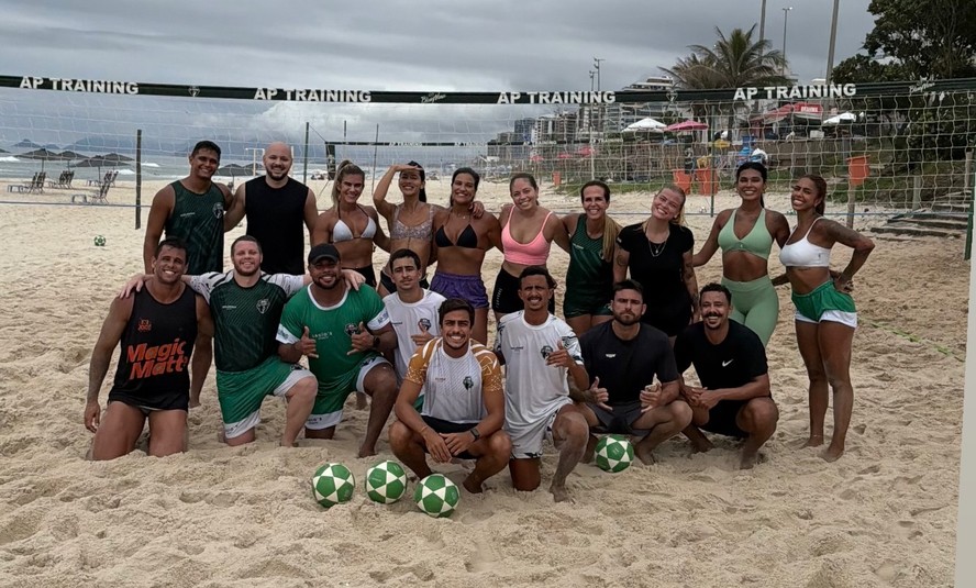 Pocah intensifica treinos de futevôlei sob orientação de novo namorado na Barra