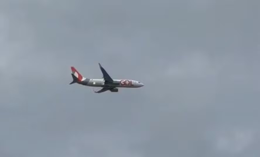 Avião da Gol retorna ao Recife após faíscas em turbina durante voo; vídeo