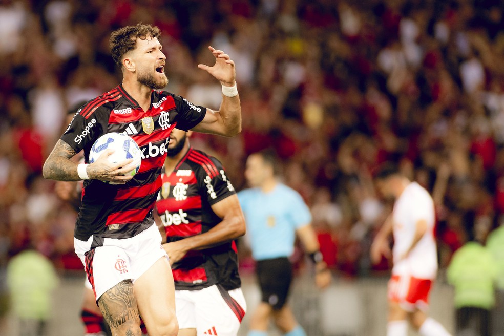 Léo Pereira marca para o Flamengo diante do Internacional — Foto: Adriano Fontes/Flamengo