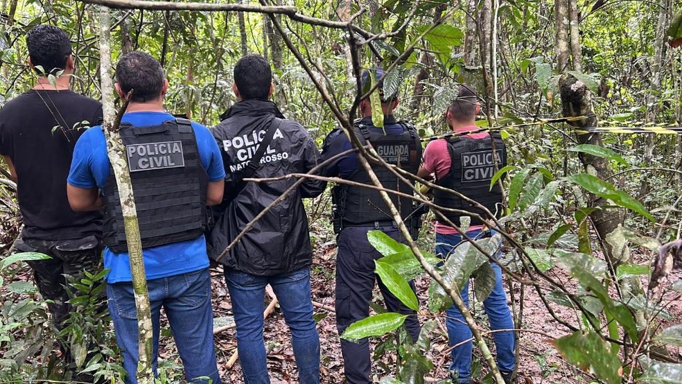 Agentes trabalham na identifica&ccedil;&atilde;o de corpos em Lucas do Rio Verde &mdash; Foto: Divulga&ccedil;&atilde;o