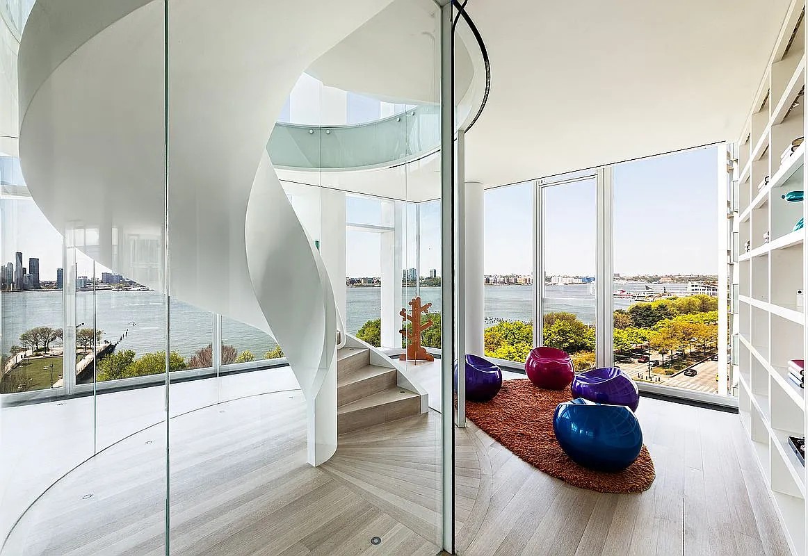 Escada em espiral conecta os três andares de apartamento à venda de Hugh Jackman, o Wolverine — Foto: divulgação