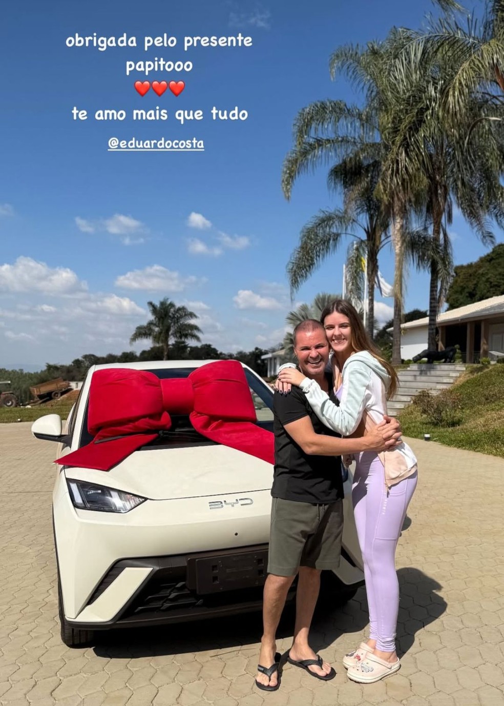 Eduardo Costa d&aacute; carr&atilde;o de presente para a filha cantora de 19 anos &mdash; Foto: Instagram